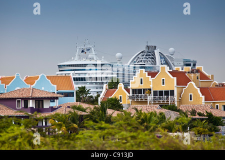Les Pays-Bas, l'île de Bonaire, Antilles néerlandaises, bateau de croisière dans le port. Maisons de vacances dans la région de Old Dutch style architecture. Banque D'Images