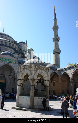 La mosquée bleue connue comme la Mosquée Sultan Ahmed ou Sultanahmet Camii est la Mosquée nationale de la Turquie.La mosquée est l'un des Banque D'Images