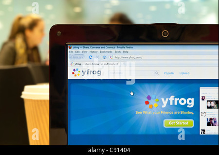 Le site web Yfrog tourné dans un environnement (usage éditorial uniquement : -Print, télévision, e-book et le comité éditorial du site). Banque D'Images