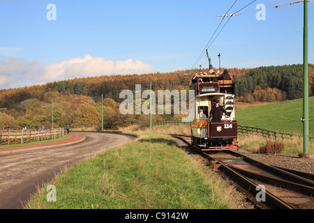 Un double pont open top tramway avec couleur d'automne dans l'arrière-plan Beamish Museum, North East England, UK Banque D'Images