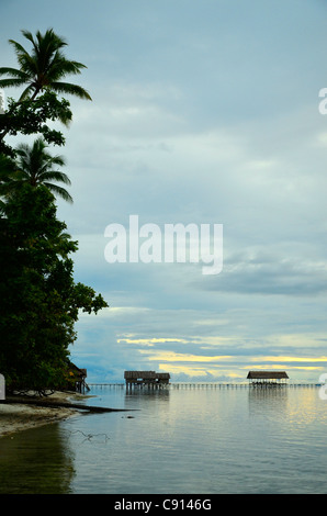 Shot verticale de Kri Eco Resort, Raja Ampat îles de Papouasie occidentale dans l'océan Pacifique, l'Indonésie. Banque D'Images