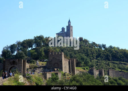 Veliko Tarnovo est l'ancienne capitale bulgare et le château de Tsavarets a été reconstruit sur la colline au-dessus de la Banque D'Images