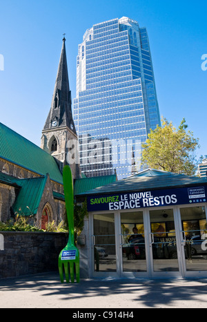 L'Église du Christ et l'entrée au centre commercial souterrain Promenade de la Cathedrale Sainte Catherine Street Centre-ville de Montréal Banque D'Images