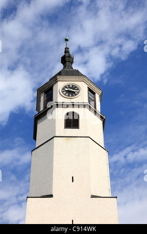 Il y a une grande forteresse surplombant la forteresse de Kalemegdan à Belgrade, et il y a une grande tour de l'horloge à historique Banque D'Images