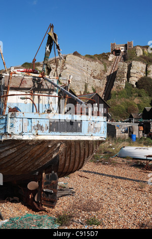 Un vieux bateau de pêche en bois avec le funiculaire en arrière-plan sur le Stade, Hastings, East Sussex, UK Banque D'Images