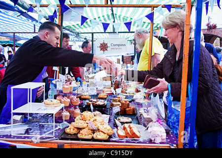 Marché de producteurs dans l'Oxfordshire Deddington Banque D'Images