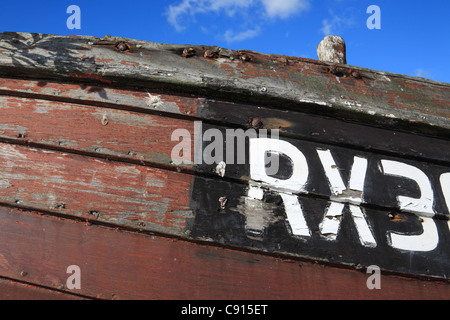 Vue détaillée de bateau de pêche en bois sur le Stade, Hastings, East Sussex, UK Banque D'Images