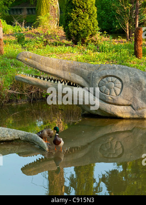 Sculpture de dinosaure dans Crystal Palace Park South London UK faites par Benjamin Waterhouse Hawkins et Richard Owen en 1854 Banque D'Images