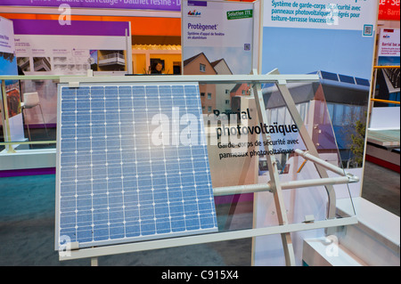 Paris, France, Accueil Panneaux solaires photovoltaïques en exposition au salon Bitimat matériaux de construction, concept d'économie verte mondiale, matériaux de construction durables Banque D'Images