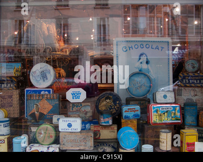 Pâtisseries traditionnelles en paroisse ont fenêtre affiche d'aliments appétissants Chocolats et pâtisseries et de l'alimentation Français Banque D'Images