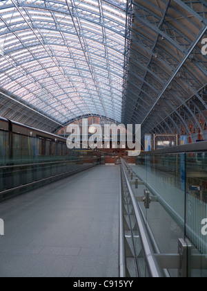 La gare de St Pancras est récemment rénové, l'oeuvre de l'architecture victorienne et monument aux chemins de fer construits dans Banque D'Images