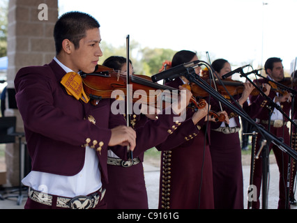 Les étudiants sont membres du groupe de musique Mariachi et de jouer pendant le Jour des Morts ou Dia de los Muertos Banque D'Images