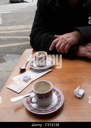 La rue parisienne typique a des petits cafés avec des tables sur les trottoirs où les gens s'asseoir et observer la vie en ville plus de petites tasses Banque D'Images