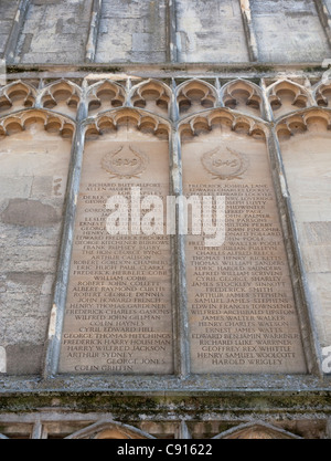 La place du marché de Cirencester est dominé par la grande cité médiévale église Saint Jean-Baptiste. Commencé au xiie siècle la Banque D'Images