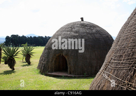 Huttes dans le paysage rural du Natal sont fabriqués à partir d'une variété de ressources naturelles de boue et de paille cuites au soleil chaud avec un Banque D'Images