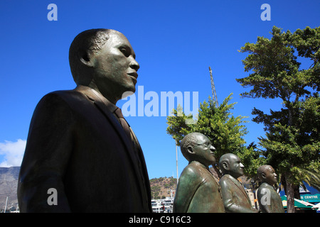 Il y a des statues de quatre figures politiques ou religieuses qui ont obtenu un Prix Nobel de la paix sur le front de mer au cap Banque D'Images