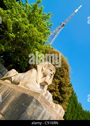 Sphinx en pierre et mât au Crystal Palace Park South London UK sur le site de l'immeuble utilisé pour l'Exposition Universelle de 1851 Banque D'Images