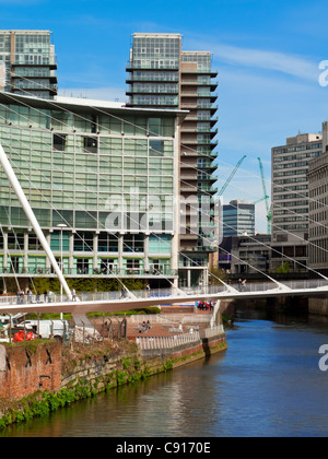 Trinity Bridge Manchester en Angleterre sur la rivière Irwell reliant Manchester à Salford conçue par Santiago Calatrava a terminé 1995 Banque D'Images