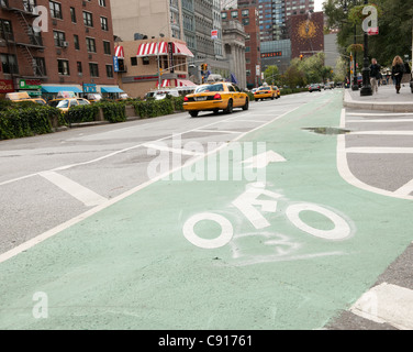 New York a un réseau complexe de pistes cyclables visant à promouvoir le cyclisme comme moyen de réduire la congestion de la ville et de promouvoir une Banque D'Images