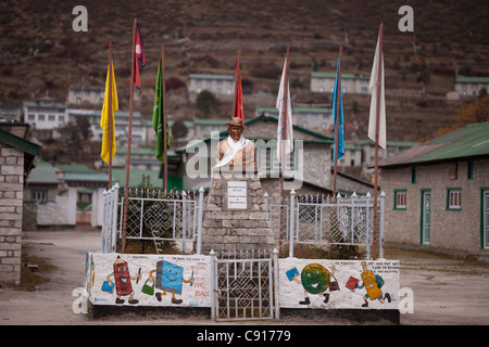 Statue de Sir Edmund Hillary à l'école, Khumjung, parc national de Sagarmatha (Népal) Banque D'Images