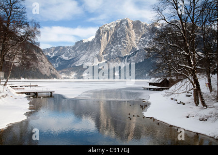 Grundl ou lac Grundlsee est un grand lac dans le Salzkammergut, dans les montagnes de l'Totes Gebirge gamme. Banque D'Images