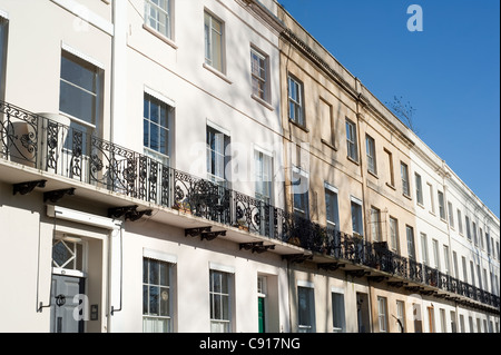 La ville de Cheltenham Regency dispose de terrasses maisons blanc-crème et grilles en fer forgé. Le prestige de la protection royale Banque D'Images