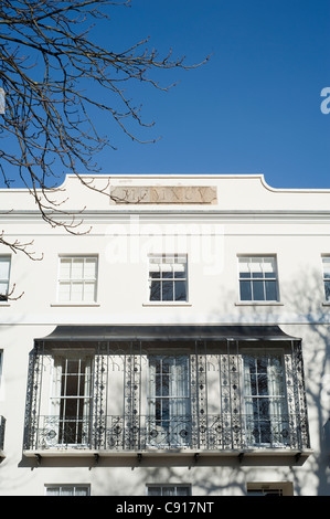 La ville de Cheltenham Regency dispose de terrasses maisons blanc-crème et grilles en fer forgé. Le prestige de la protection royale Banque D'Images