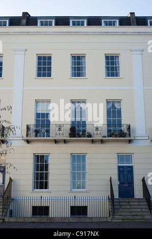 La ville de Cheltenham Regency dispose de terrasses maisons blanc-crème et grilles en fer forgé. Le prestige de la protection royale Banque D'Images