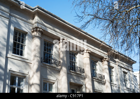 La ville de Cheltenham Regency dispose de terrasses maisons blanc-crème et grilles en fer forgé. Le prestige de la protection royale Banque D'Images