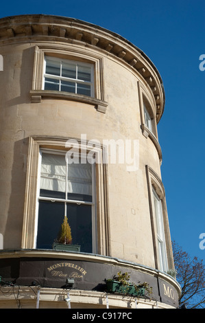 La ville de Cheltenham Regency dispose de terrasses maisons blanc-crème et grilles en fer forgé. Le prestige de la protection royale Banque D'Images