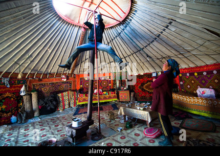 Un coup d'oeil dans une Yourte kazakhe dans l'ouest de la Mongolie. Banque D'Images