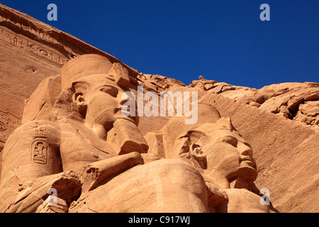 Le temple d'Abou Simbel est un site archéologique composé de deux énormes temples rock dans le sud de l'Egypte sur la rive occidentale de Banque D'Images