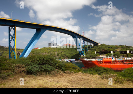 Curaçao, île des Caraïbes, indépendante des Pays-Bas depuis 2010. Willemstad. En passant par les pétroliers Juliana bridge. Banque D'Images