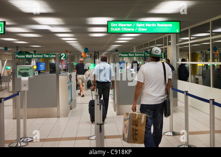 Sint Maarten, île des Caraïbes, indépendante des Pays-Bas depuis 2010. L'immigration à l'Aéroport Princess Juliana. Banque D'Images