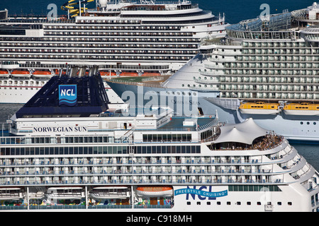 Sint Maarten, Philipsburg, île des Caraïbes. Les navires de croisière amarré au terminal de passagers à grande baie. Banque D'Images