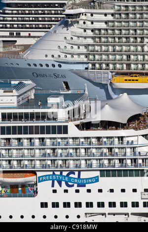 Sint Maarten, Philipsburg, île des Caraïbes. Les navires de croisière amarré au terminal de passagers à grande baie. Banque D'Images