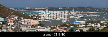 Sint Maarten, île des Caraïbes, indépendante des Pays-Bas depuis 2010. Philipsburg. Yachts amarrés dans Simpson Bay Lagoon. Banque D'Images