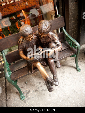 Il y a beaucoup de magasins vendant des œuvres à New York et leur marchandise varie d'une sculpture de bronze et peintures Banque D'Images