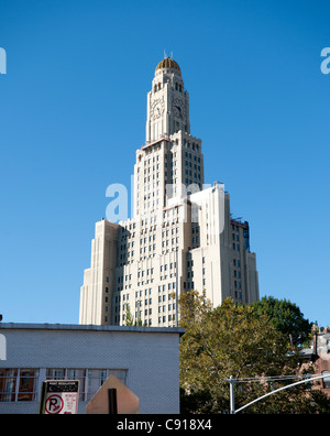 L'Williamsburgh Savings Bank Tower est un des plus hauts bâtiments de Brooklyn et est un établissement emblématique sur Atlantic Avenue Banque D'Images