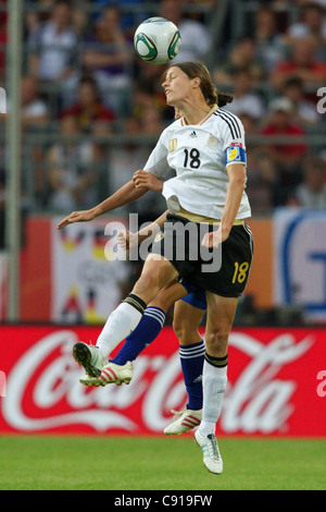 Kerstin Garefrekes capitaine de l'équipe de l'Allemagne passe à la tête de la balle au cours d'une Coupe du Monde féminine de la FIFA contre le Japon match quart. Banque D'Images