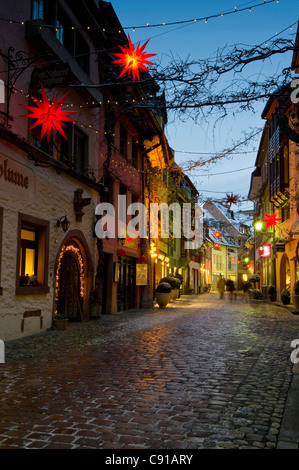 Lane Konviktgasse avec décoration de Noël, vieille ville de Freiburg im Breisgau, Baden-Wurttemberg, Allemagne Banque D'Images