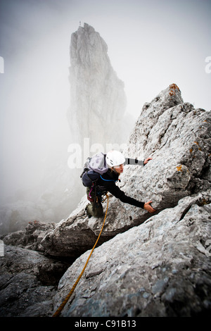 Femme Kopftoerlgrat Kapuzenturm à l'alpiniste, en arrière-plan, Ellmauer Halt, Kaiser, Tyrol, Autriche Banque D'Images