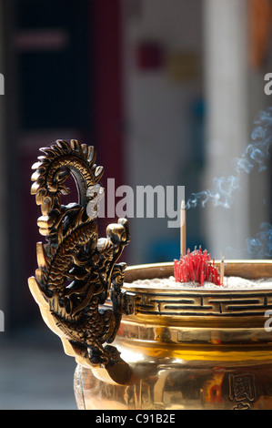 La combustion d'encens dans un temple chinois, Petaling Street, Kuala Lumpur, Malaisie, Asie Banque D'Images