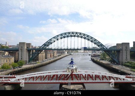 Le Tyne Bridge sur la Tyne, pont tournant, et l'entrée de métro. Fleuve Tyne. Banque D'Images