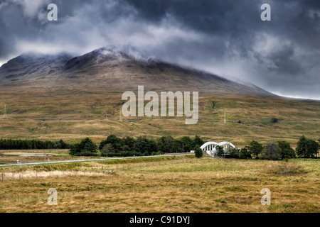 A82 route et pont blanc au Mont Noir Région de Glencoe dans les Highlands écossais avec des nuages bas sur les montagnes Banque D'Images