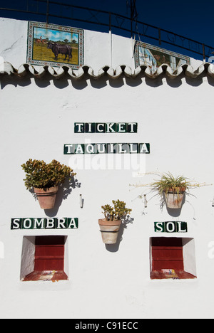 Les billets sont vendus à partir de portails ou windows à l'Arène de Mijas. Il y a un choix de sièges à l'ombre ou soleil Sol Sombra. Banque D'Images