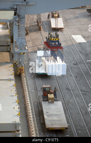 Navire à cargaison sèche 'Star' Kvarven de déchargement de la cargaison de papier au port de Livourne, Italie Banque D'Images