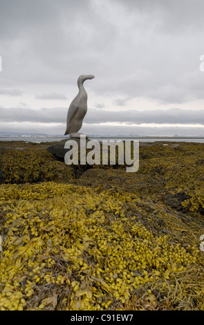 Un mémorial pour le grand pingouin, une statue d'un oiseau, se dresse sur le front de mer de Reykjavik. Banque D'Images