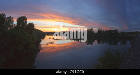 Le Doubs au coucher du soleil, Chalon-sur-Saône, Saône-et-Loire, Bourgogne, France, Europe Banque D'Images