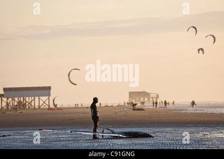 Planche à voile sur la plage de St Peter-Ording, lumière du soir, Schleswig-Holstein, côte de la mer du Nord, Allemagne Banque D'Images